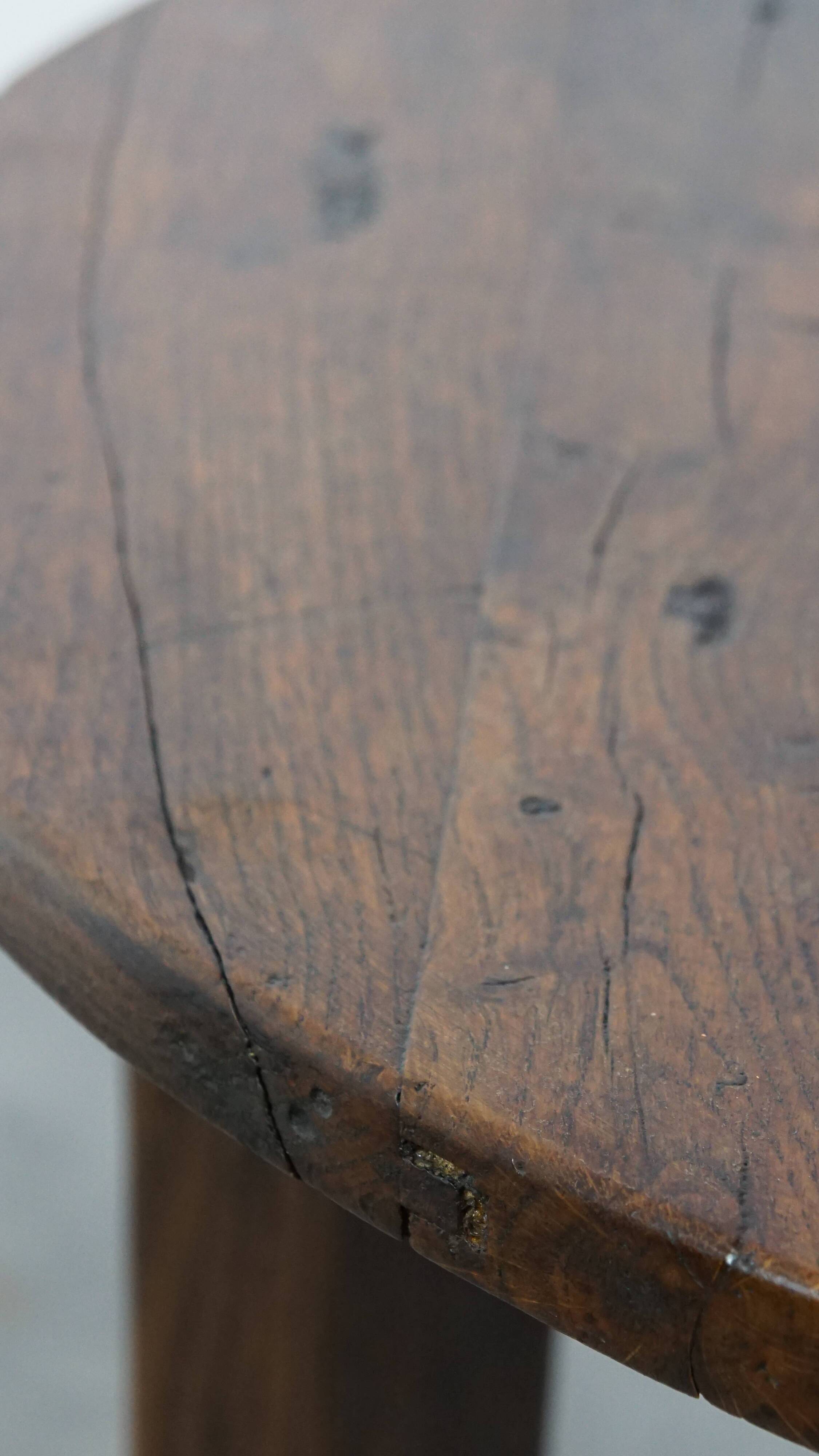 Table d'appoint anglaise ancienne de la fin du XIXe siècle en chêne