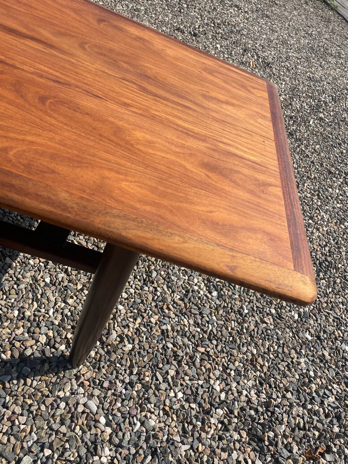 Table en palissandre Topform. Table basse vintage. Sangles en cuir