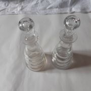 Lot de deux burettes huile et vinaigre en verre tourné