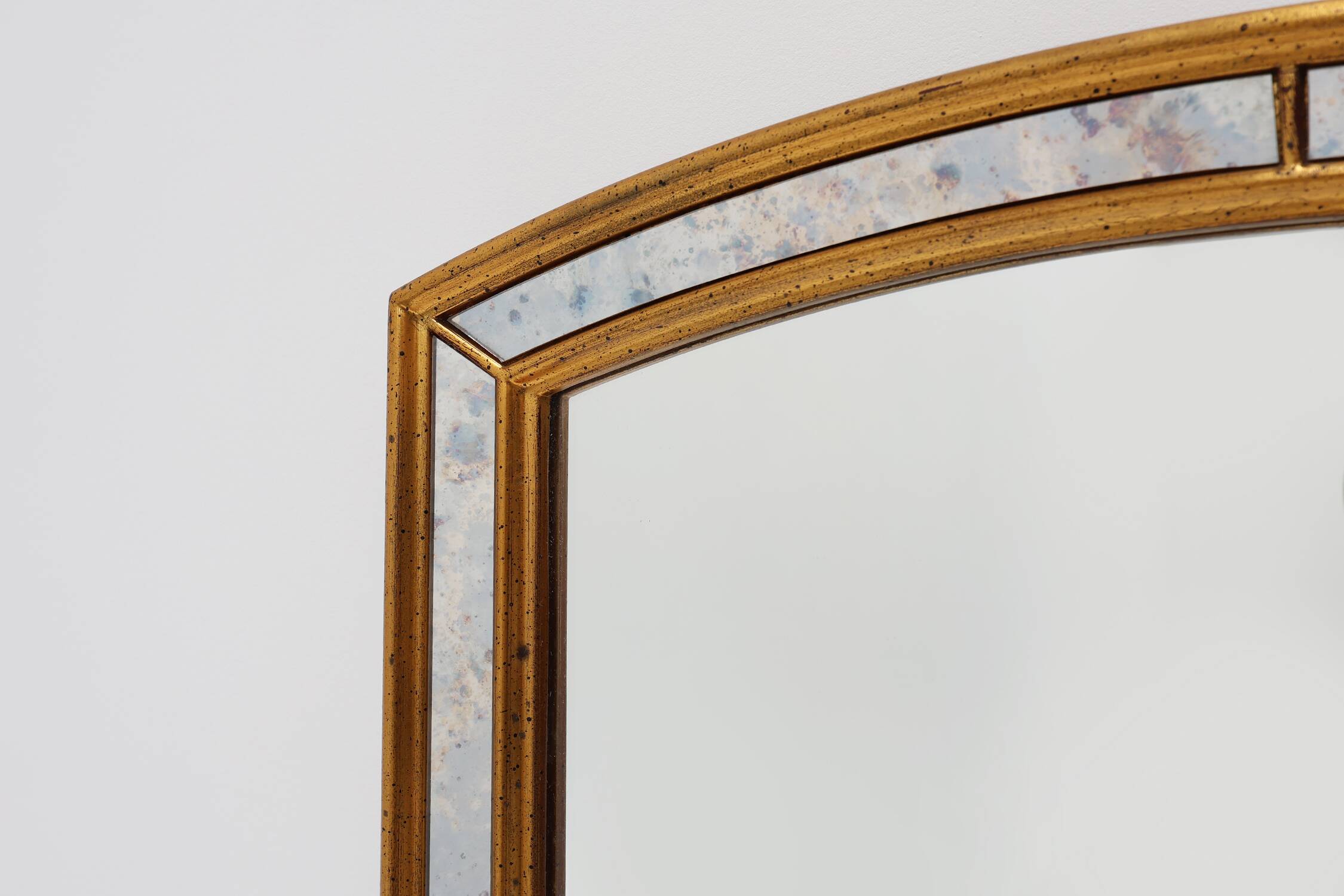 Mirror by Deknudt with marbled fume glass side panels in gilded wooden fram