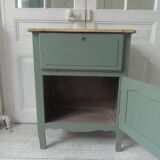 Meuble vintage en vert fumé, plateau bois.