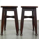 Ensemble de 2 tabourets anciens anglais en chêne massif avec une touche de style art nouveau.