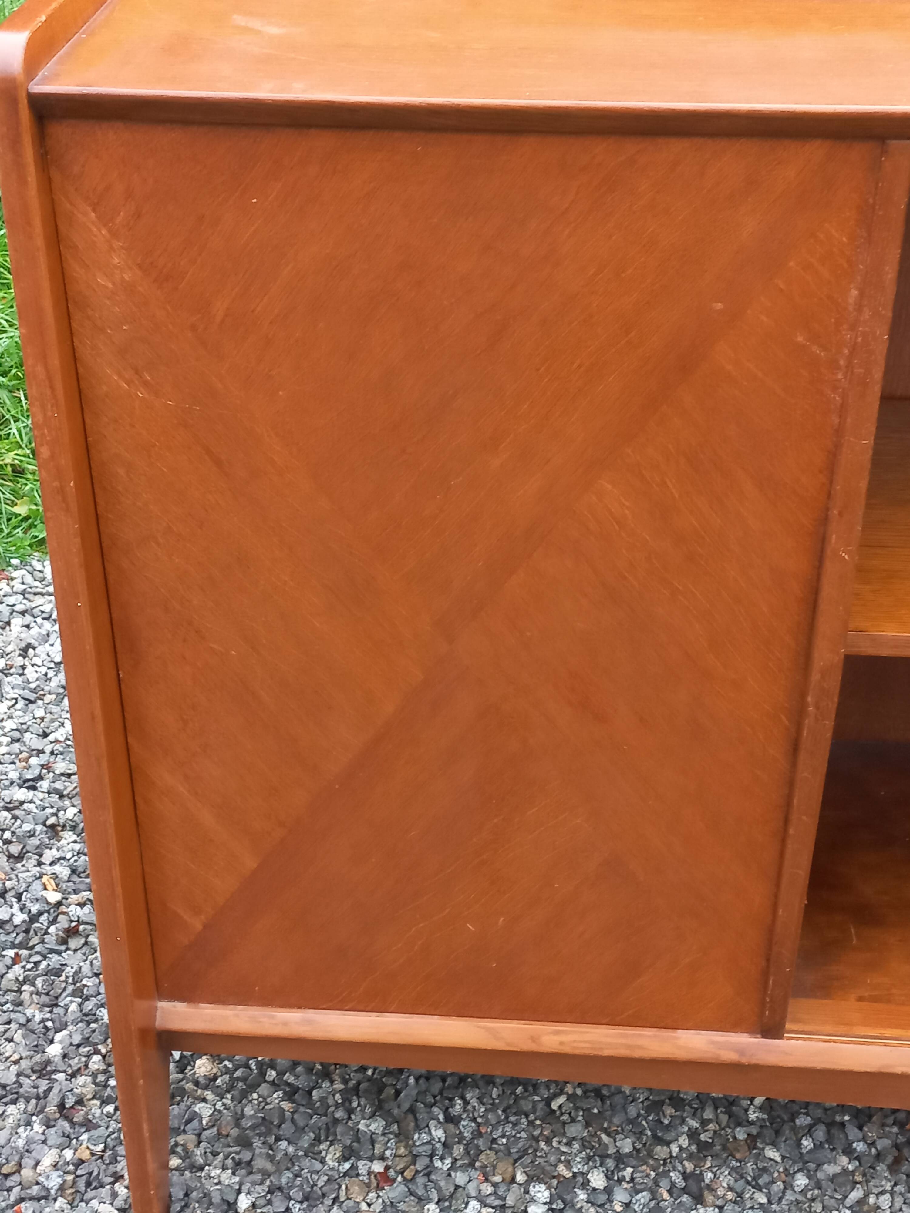 Enfilade vintage en chêne doré portes coulissantes pieds compas 1950