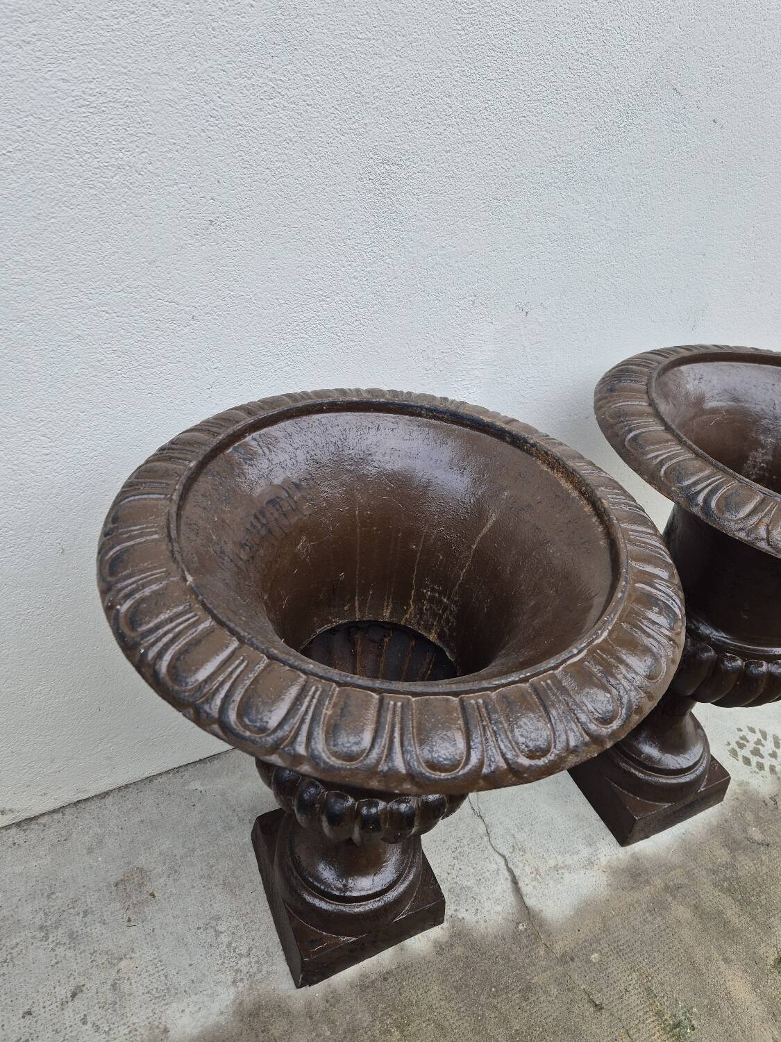Pair of Medici cast iron vases from a bourgeois house - H73cm