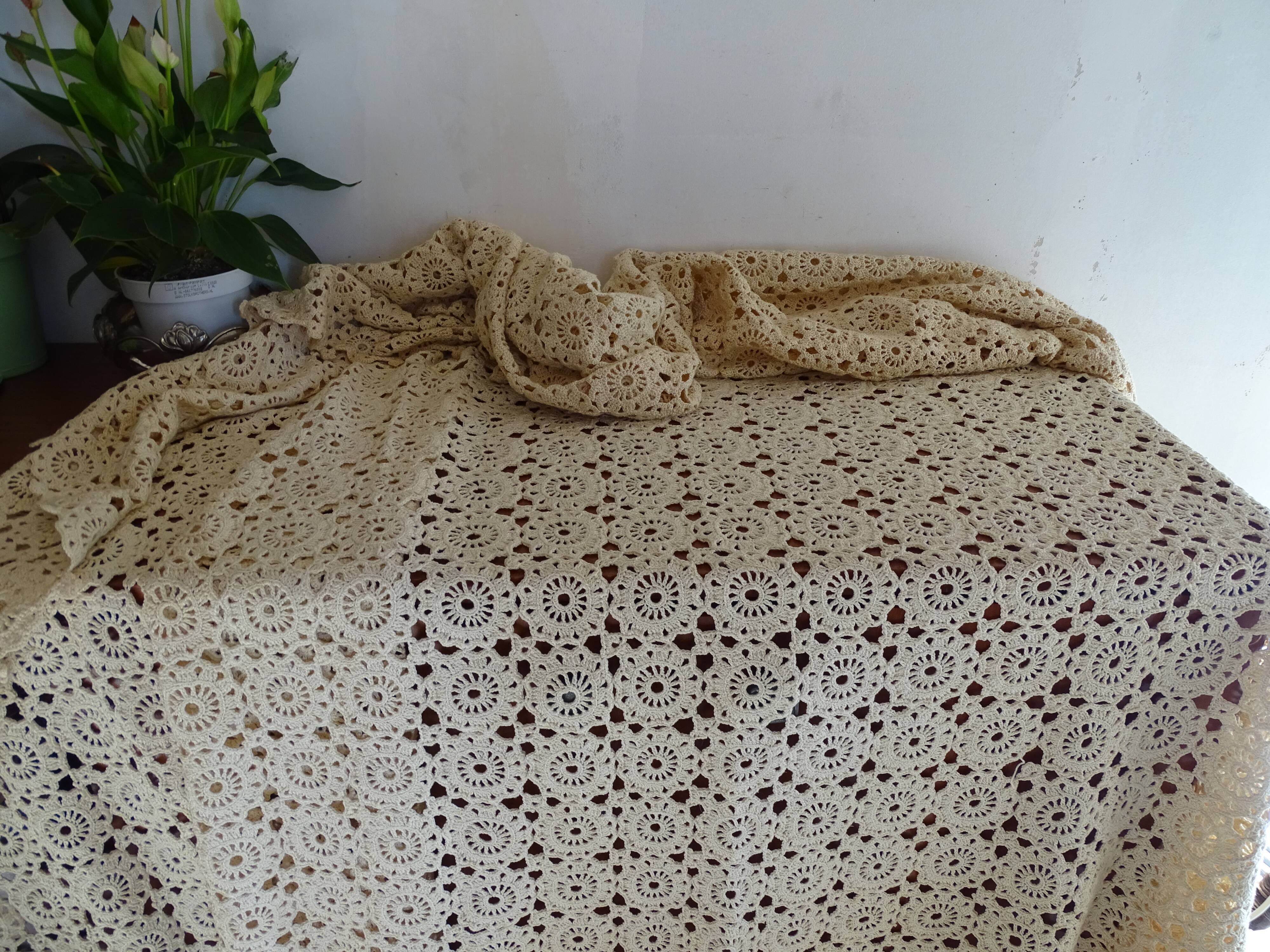 Ancien couvre lit au crochet beige fleurs 205 x 170 cm