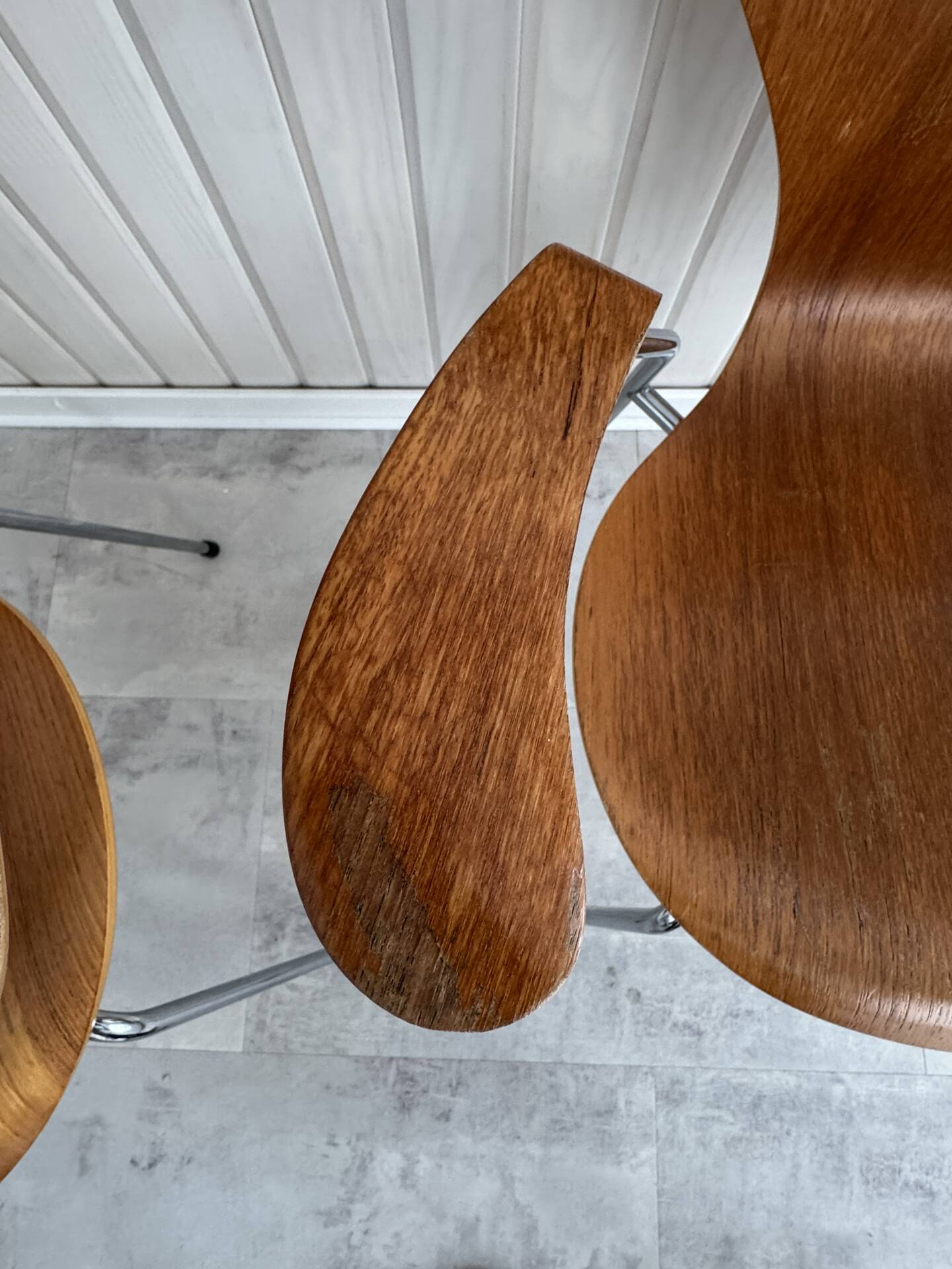 2 Series 7 chairs with armrests (3207) by Arne Jacobsen – Fritz Hansen