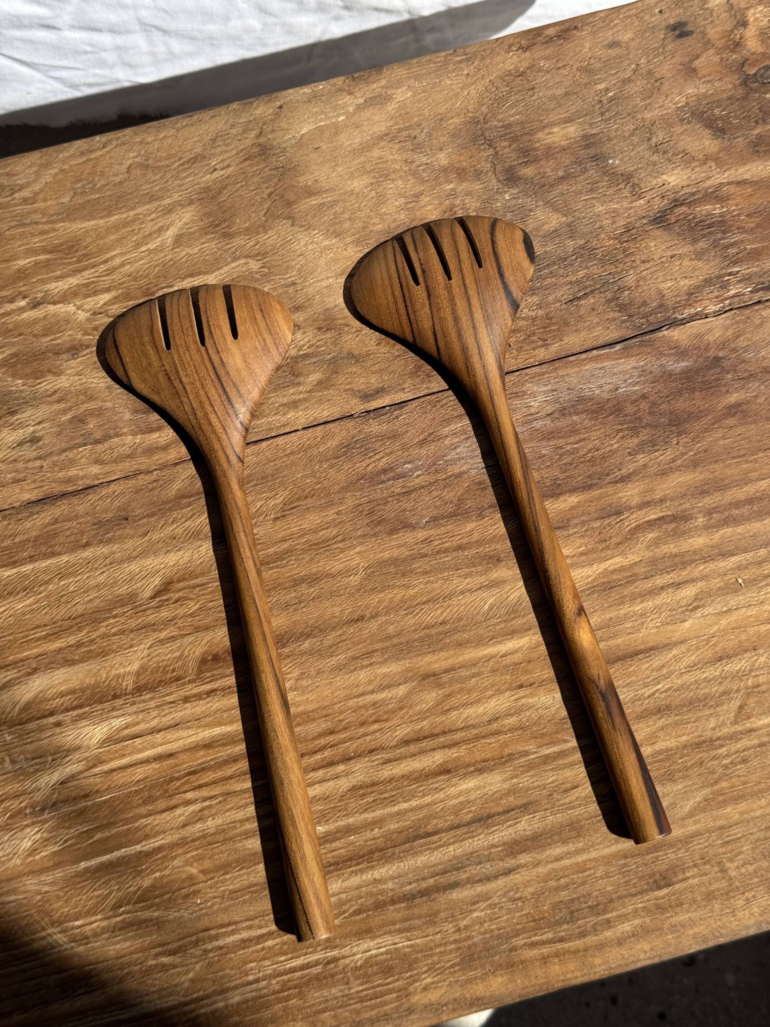 Couvert à salade ou grande cuillère en teck ovale fendue. L18 D8,5