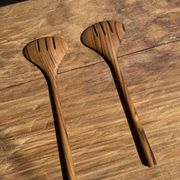Couvert à salade ou grande cuillère en teck ovale fendue. L18 D8,5