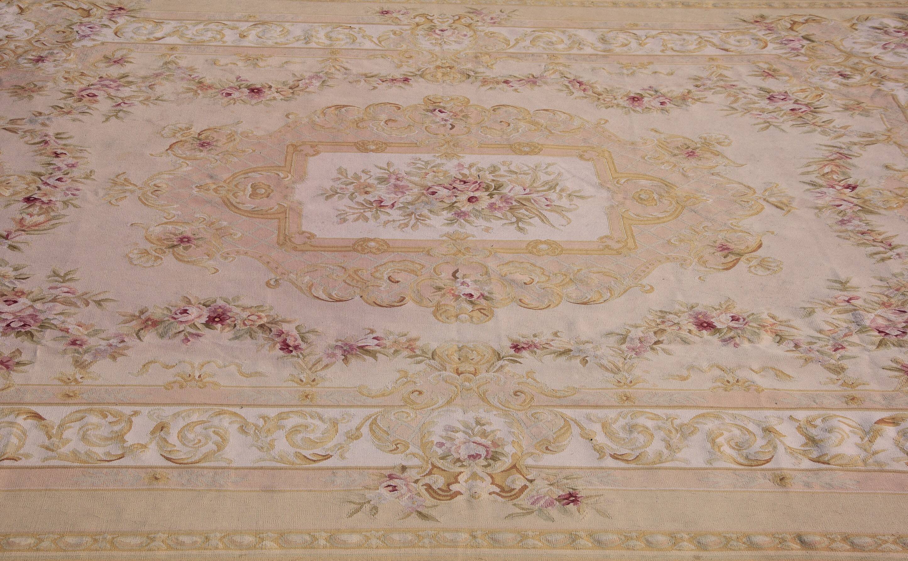 Aubusson style rug - Size: 375 x 275 cm - "Galerie Saedje"