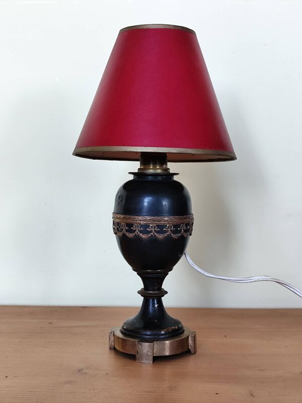 lampe à pétrole Napoléon III électrifiée, métal noir, guirlande dorée