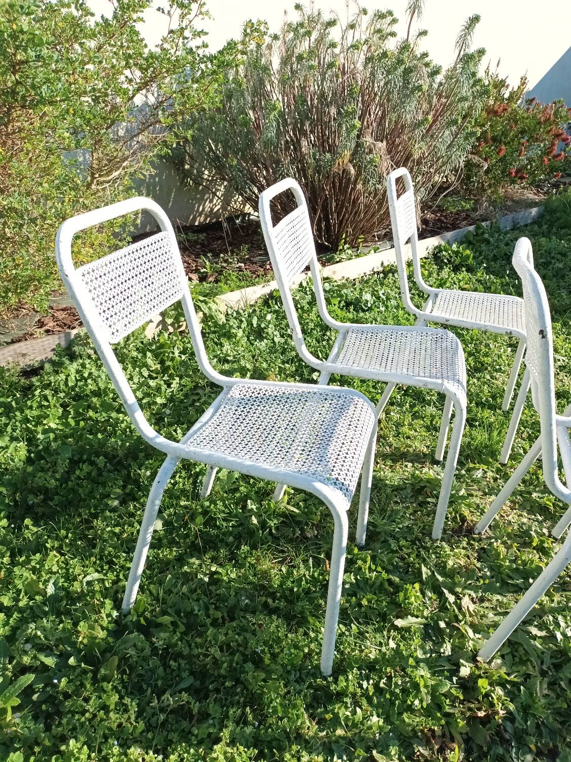 Chaises de jardin en métal perforé