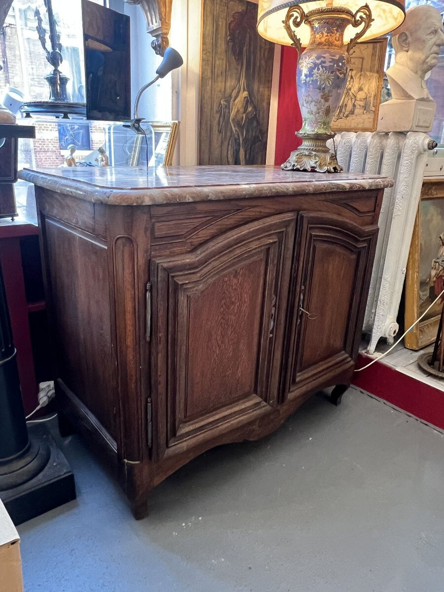 Oak hunting buffet in Louis XIV style, 18th century, with a marble top.