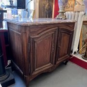 Oak hunting buffet in Louis XIV style, 18th century, with a marble top.