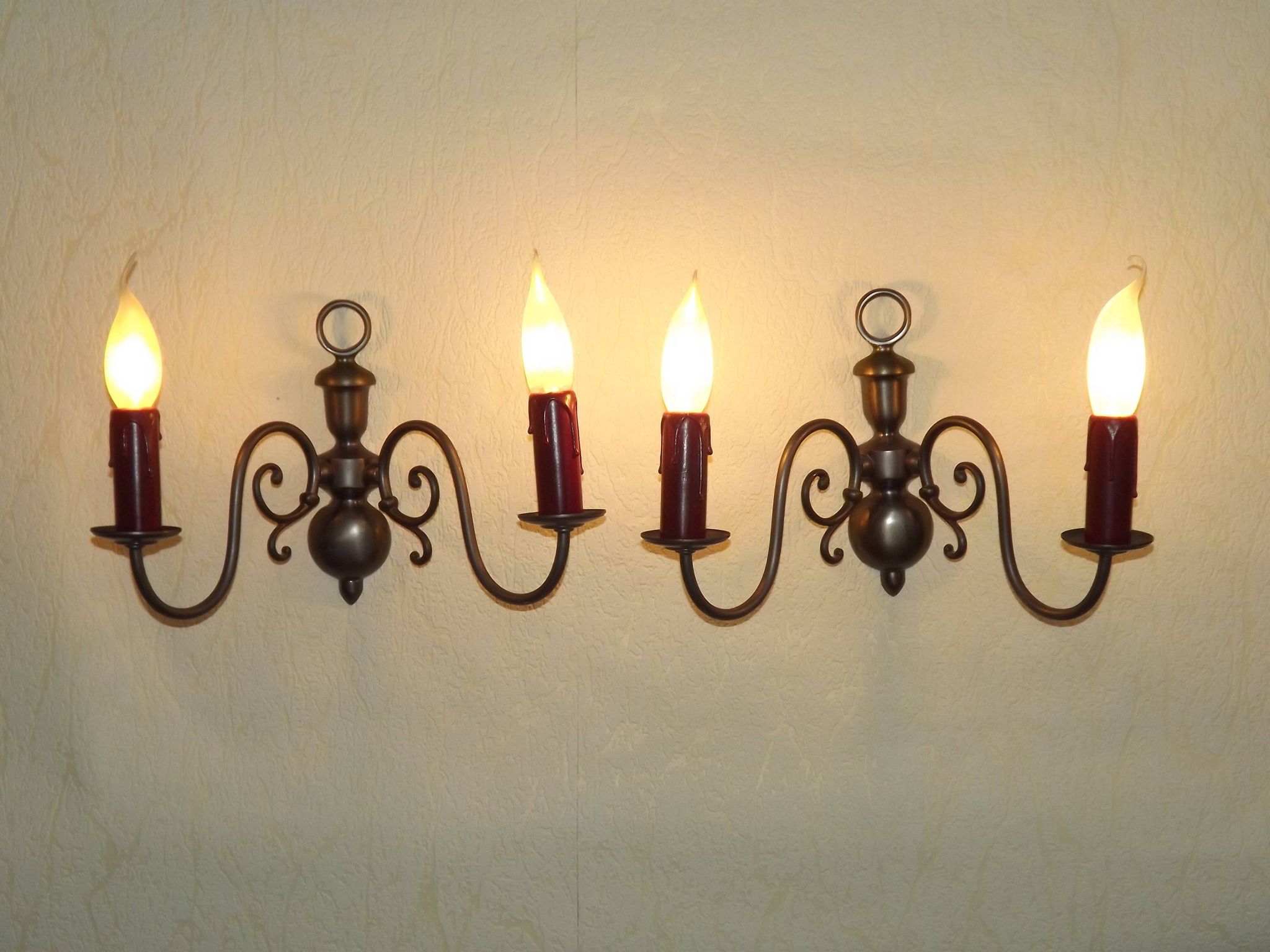 Pair of double Flemish style wall sconces in French silver from the period, with red drops 51.