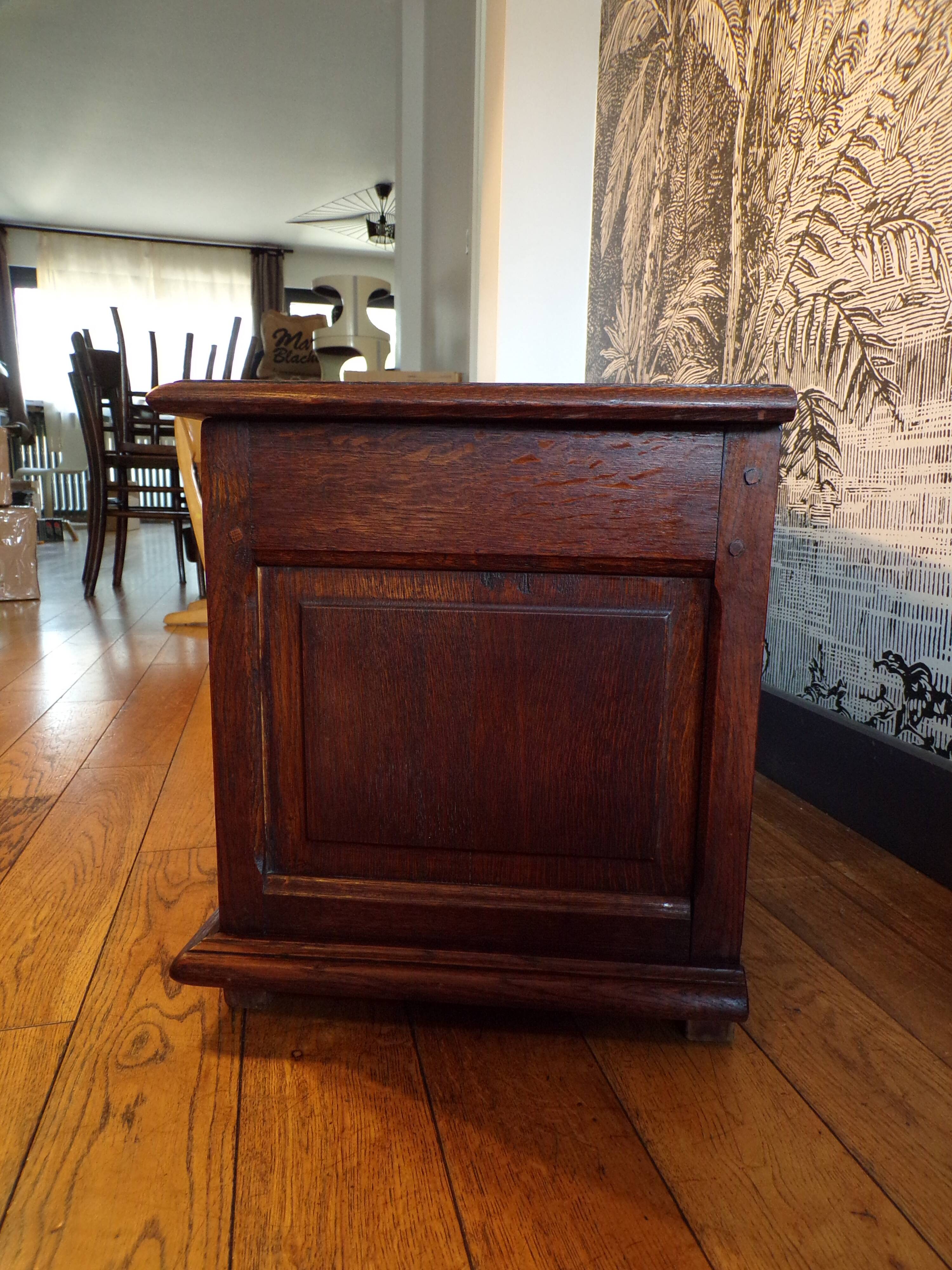 Neo-Basque style chest