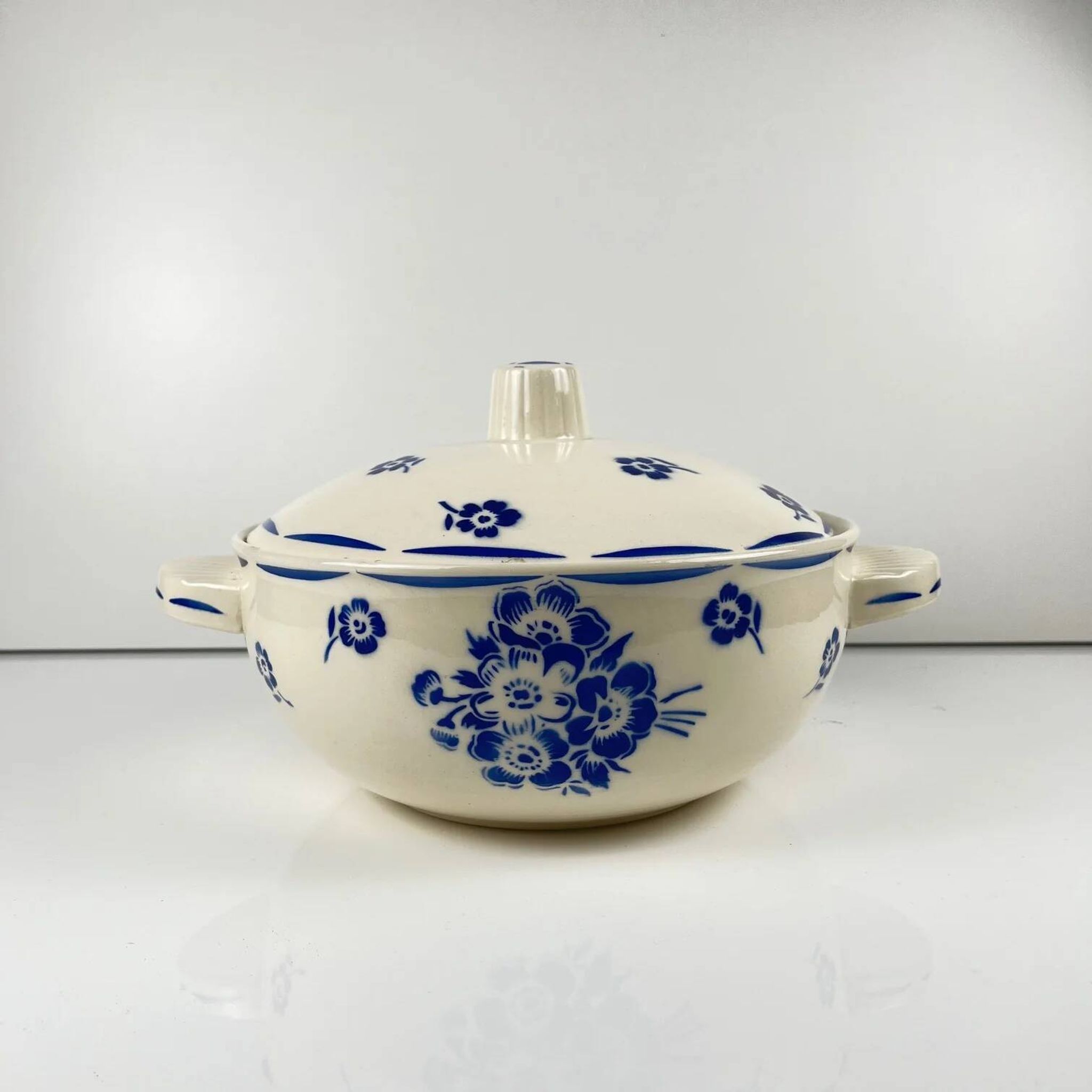 Half-porcelain soup tureen from Badonviller, blue flower pattern, early 20th century.