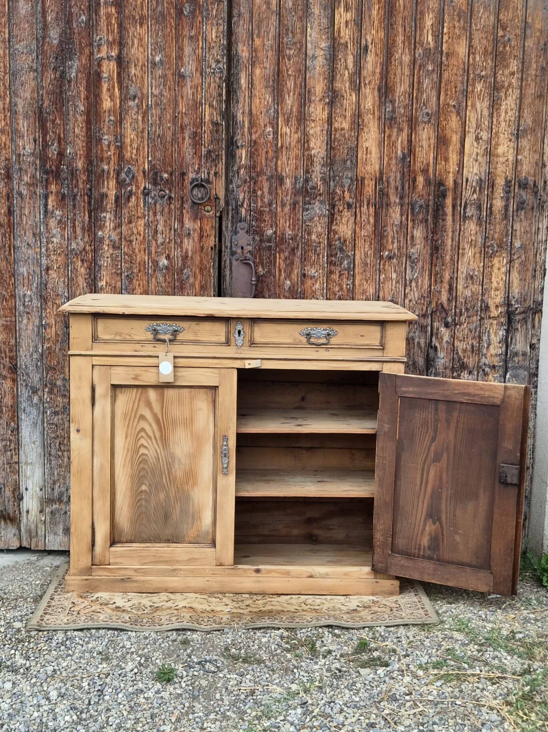 Buffet bas ancien XIXe siècle en bois massif rénové | Henry