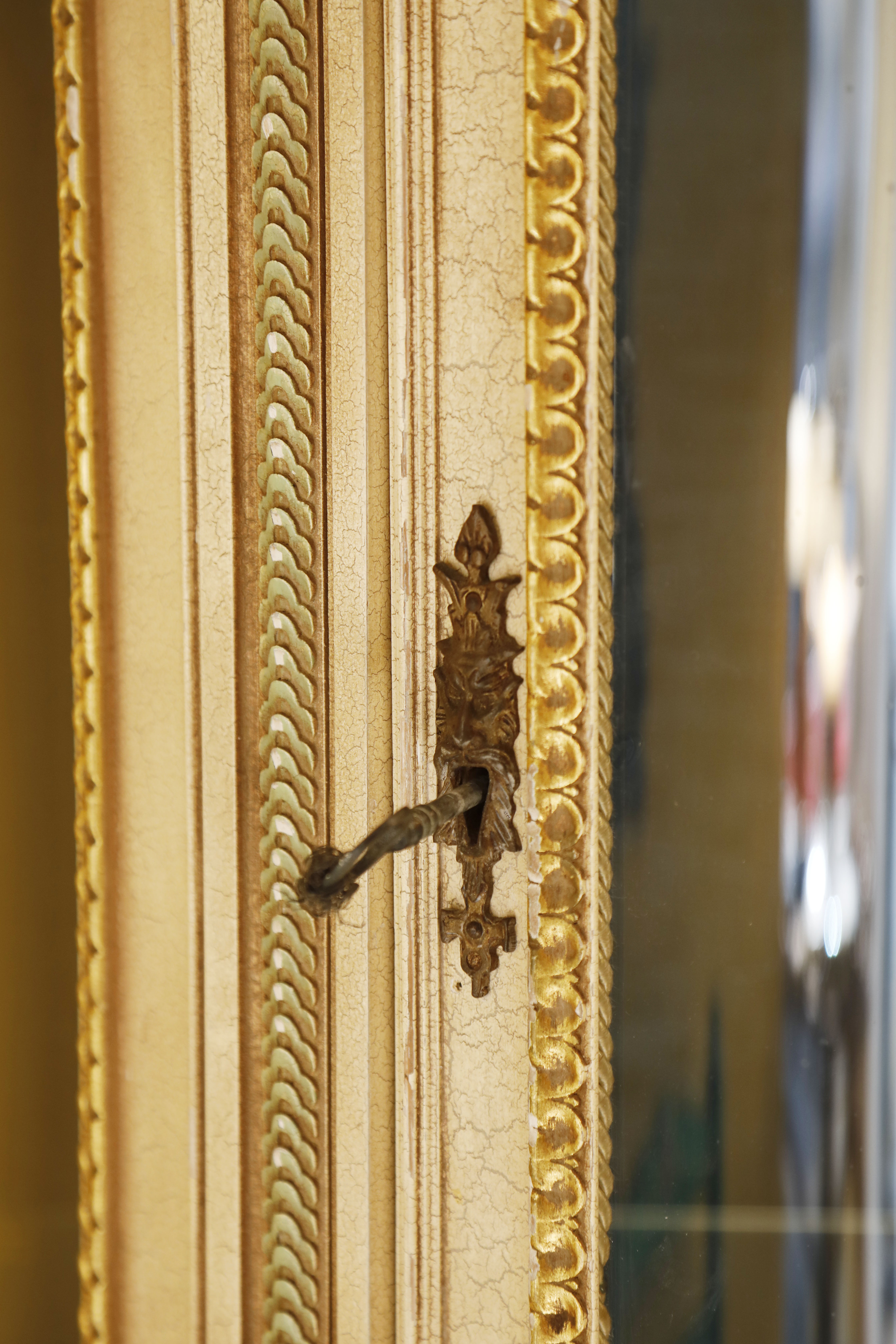 Venetian 1950s showcase