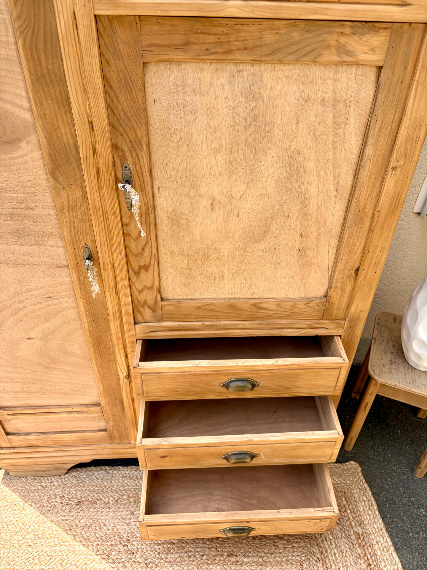 Asymmetrical wardrobe in raw wood