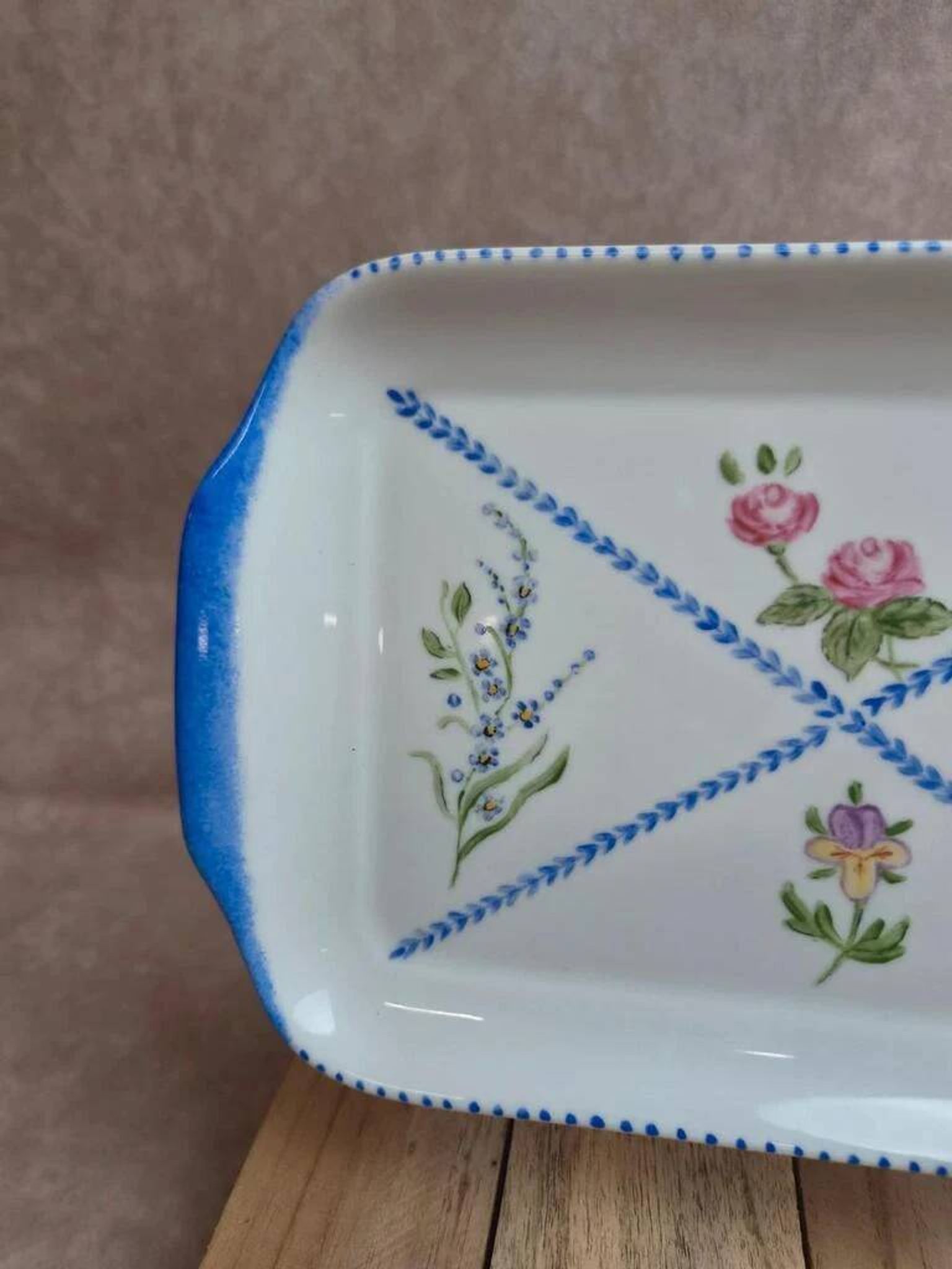 Large Limoges porcelain cake plate, hand-painted and signed – floral decoration.