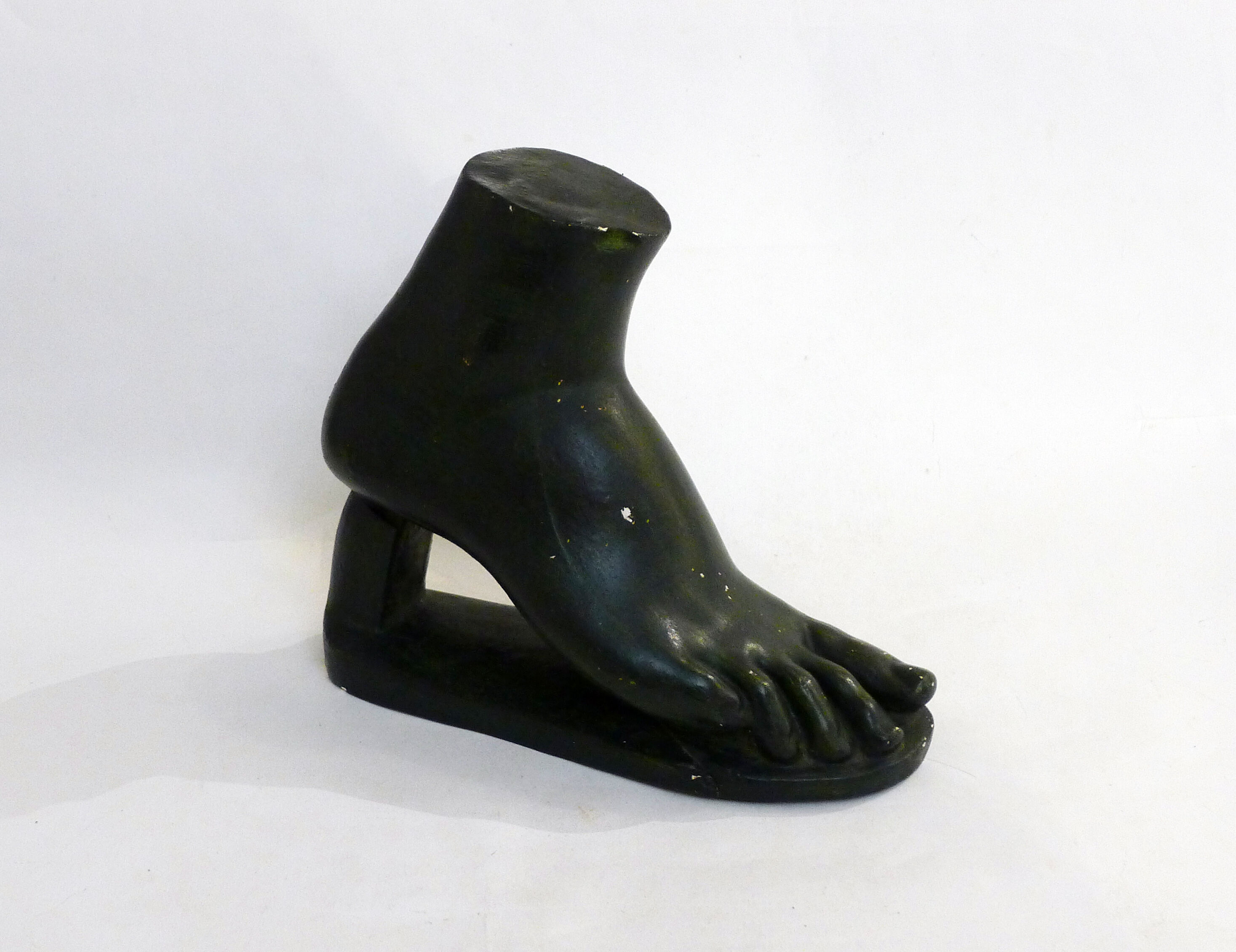 Sculpture pied en plâtre