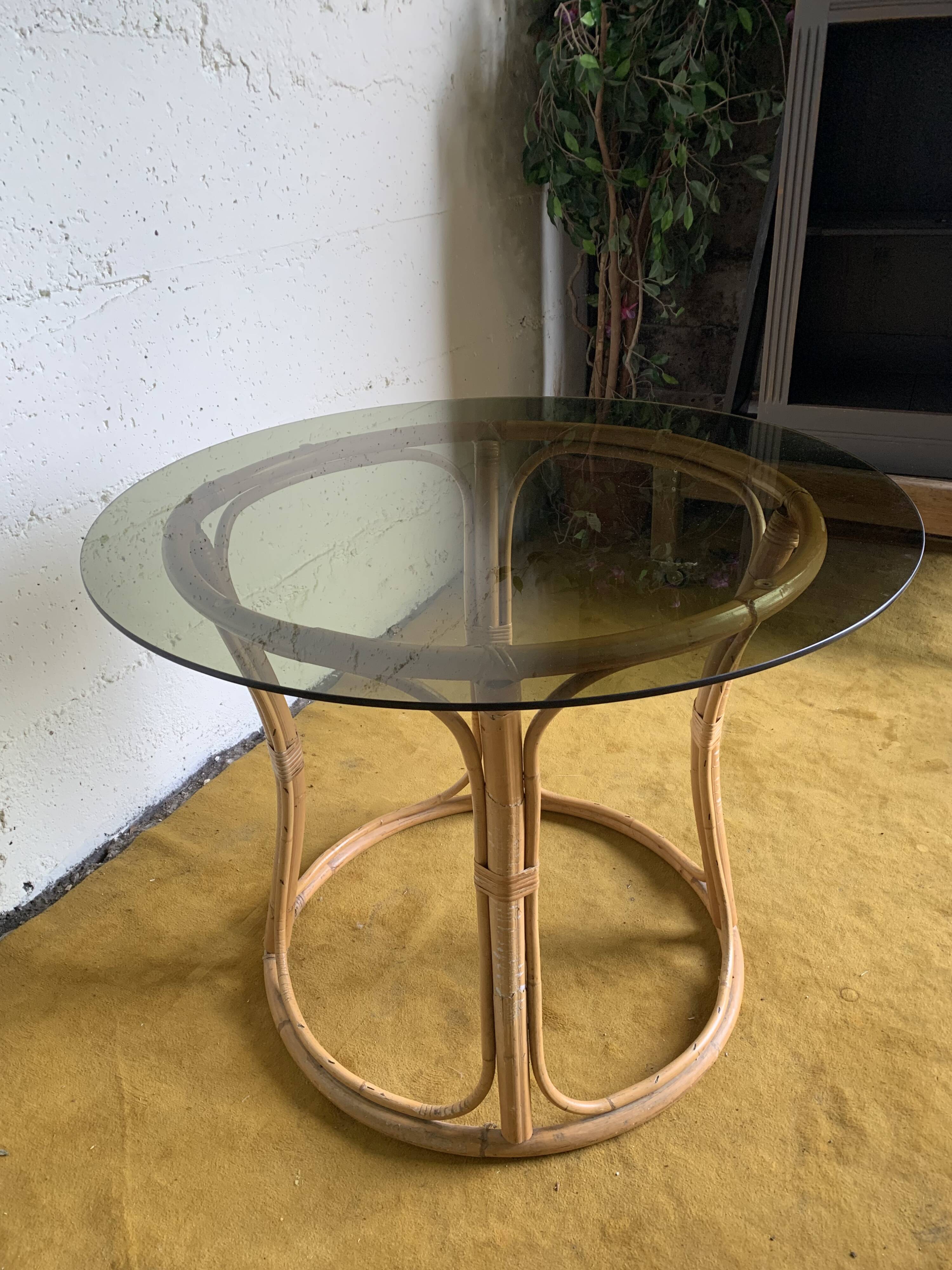 Round dining table with bamboo legs