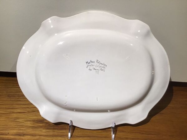 Plat en faïence de Moustier, blanc et bleu