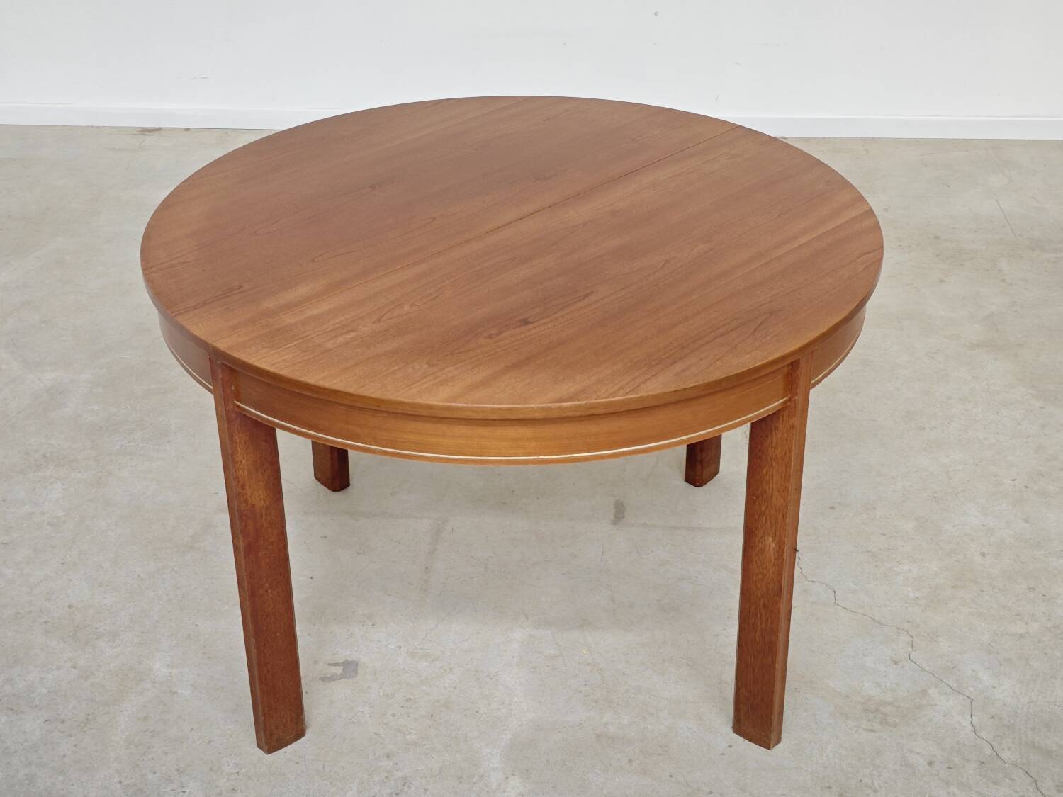 Extendable table with integrated Scandinavian style Self