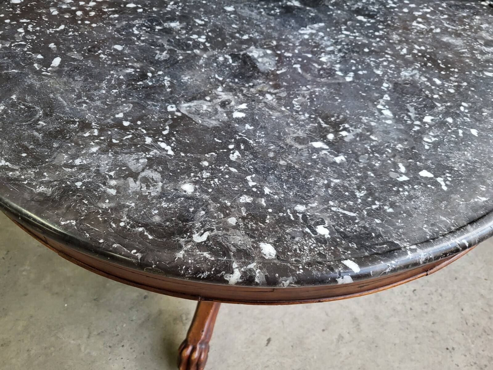 Round pedestal table with marble top and mahogany tripod from the 19th century