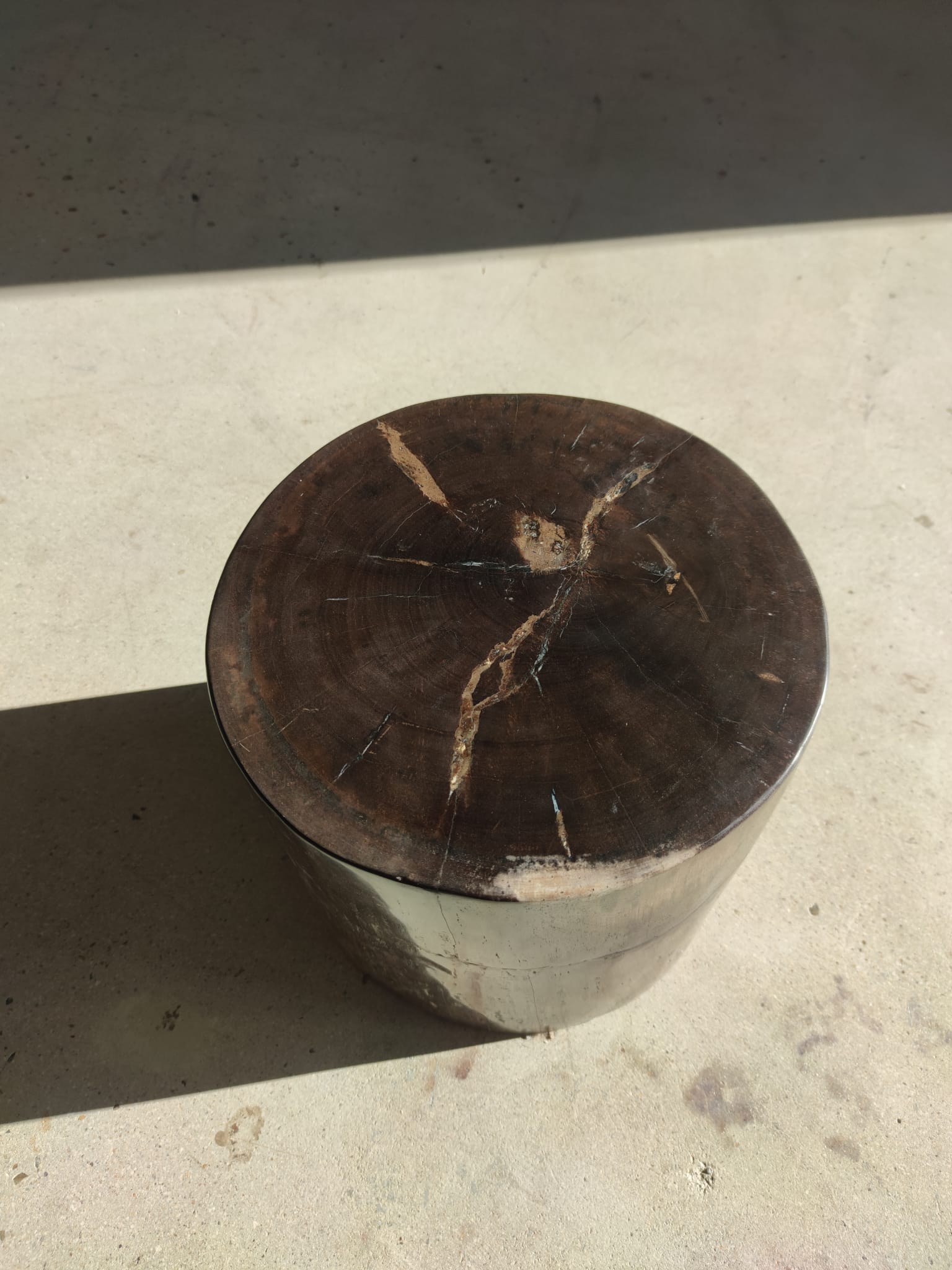 Table d'appoint en bois pétrifié couleur marron glacé - H:34cm D:35cm