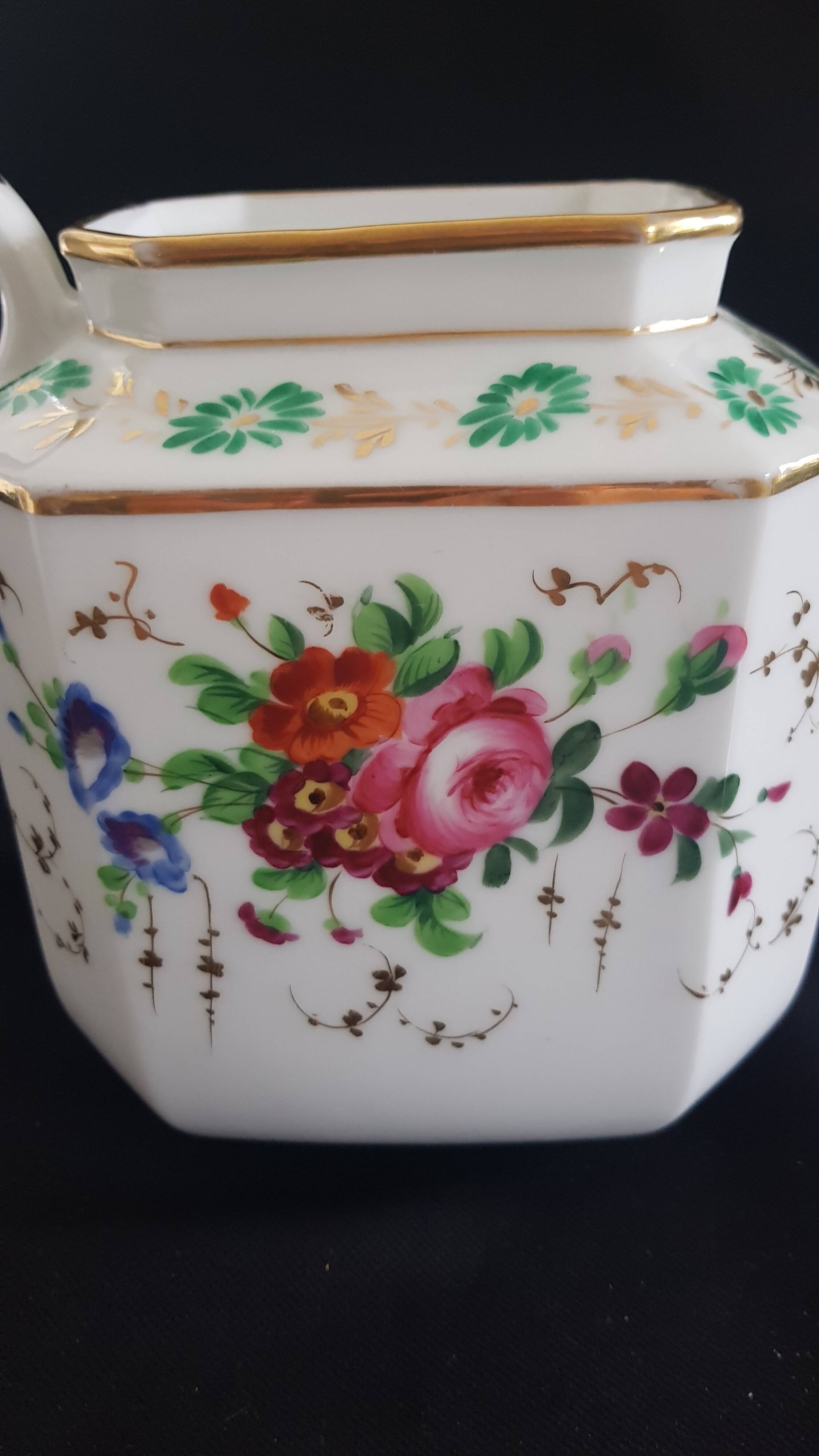 Large octagonal teapot porcelain from Paris "Old Paris", mid-19th century.