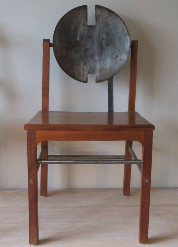 6 chaises et table à manger brutalistes en teck et acier patiné, années 1960