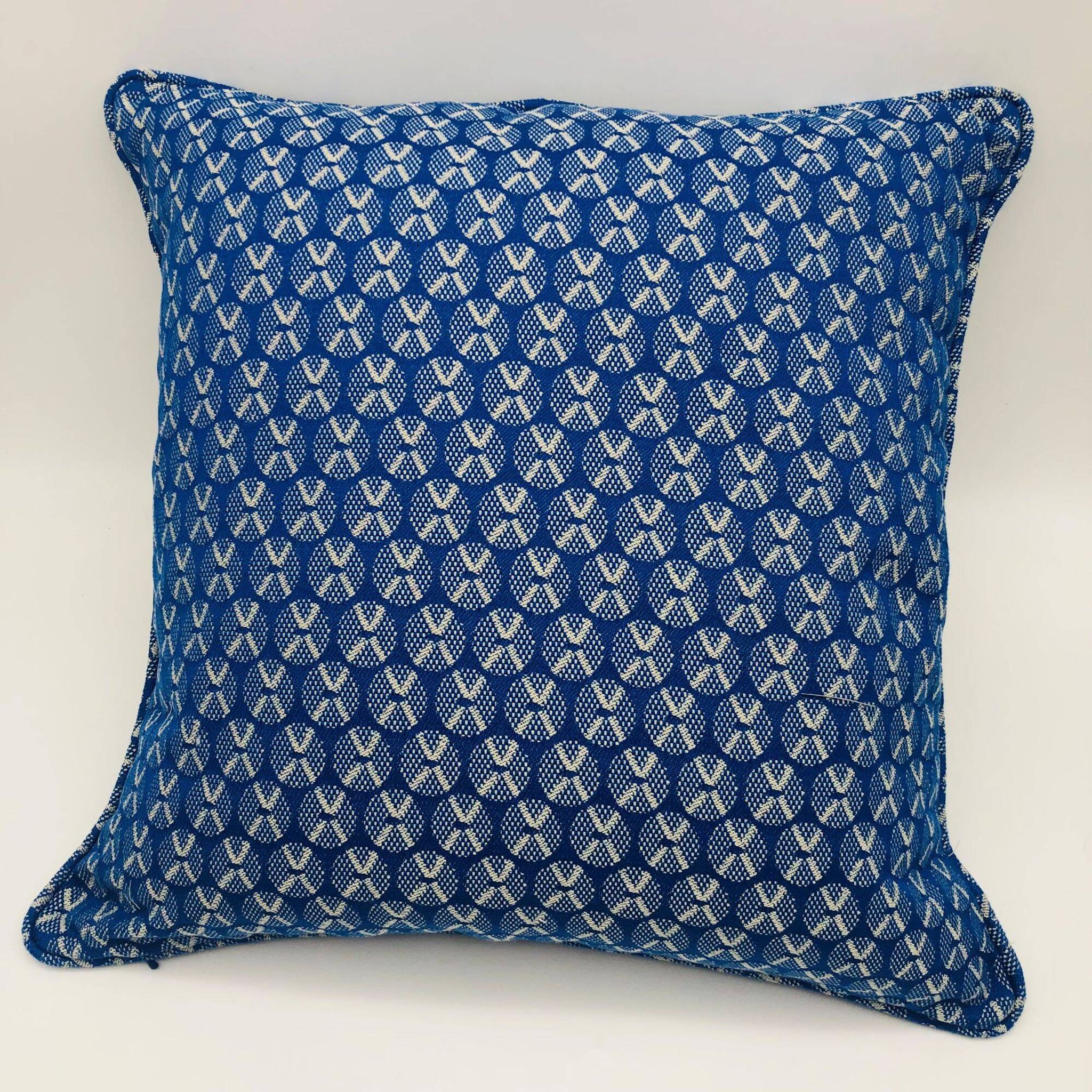 Coussin carré à bords passepoilés