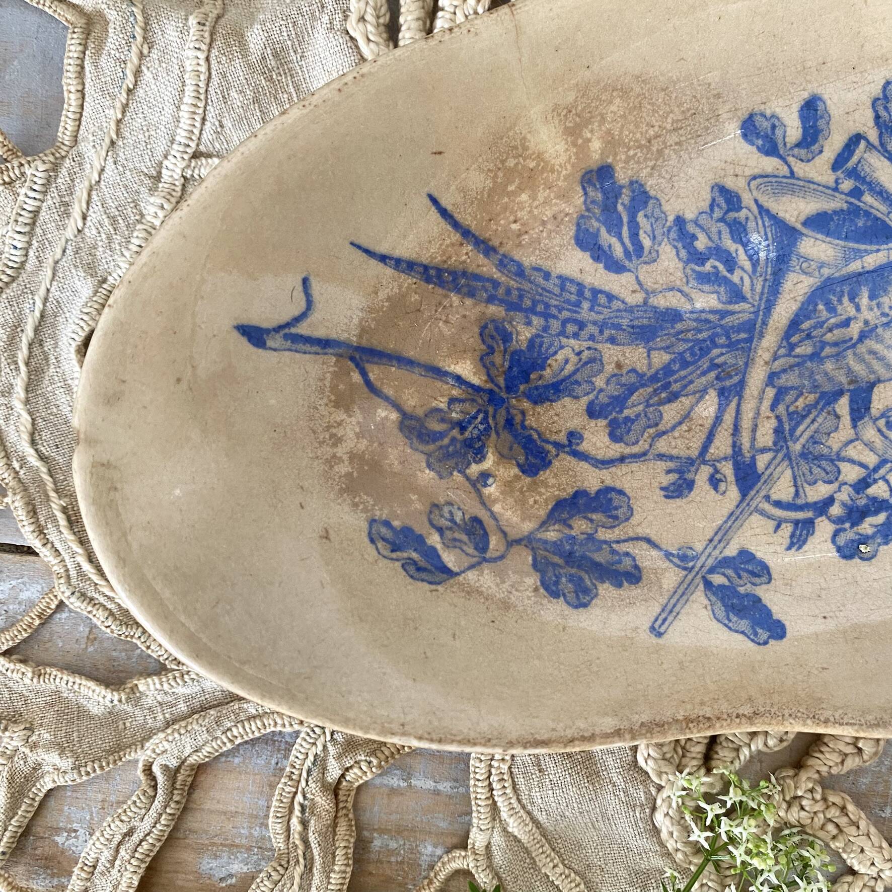 Ravier ancien en terre de fer " au tapis rouge " décor faison