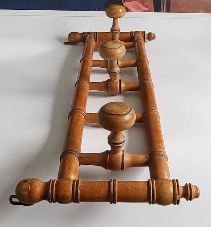 Portemanteau mural en bois tourné