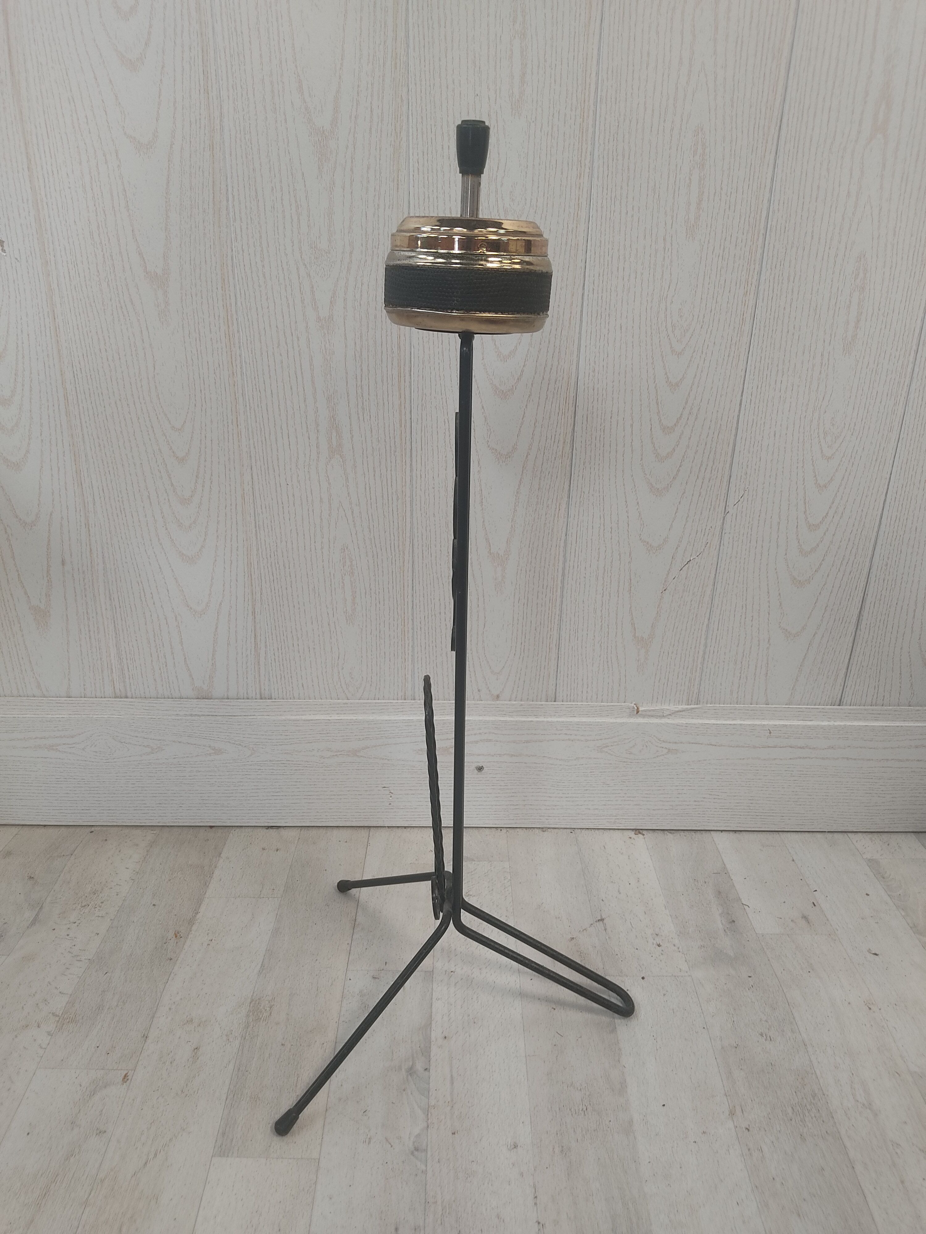 Ashtray carries tripod magazines