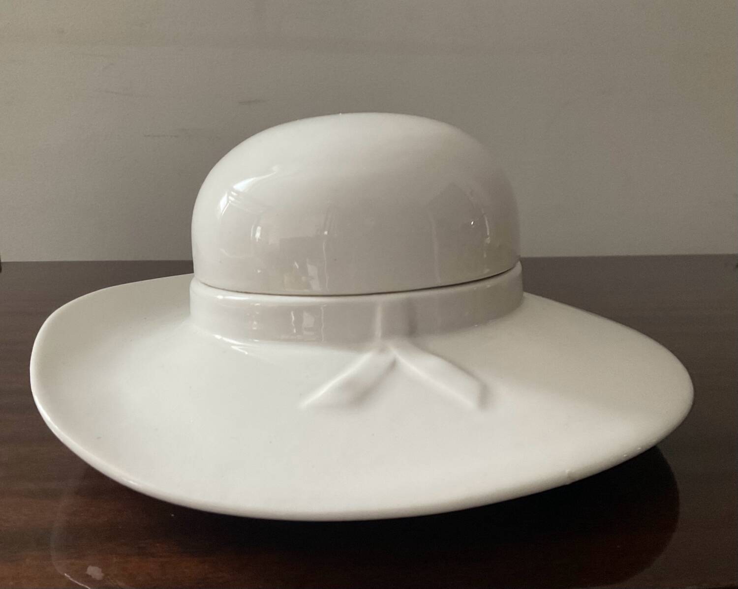 Vintage enameled porcelain hat pocket emptier