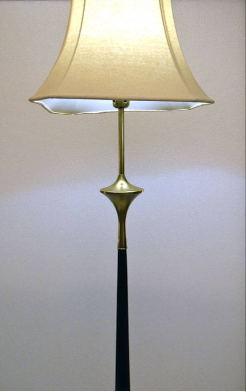 Lampadaire en acajou et laiton, années 1950