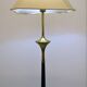 Lampadaire en acajou et laiton, années 1950