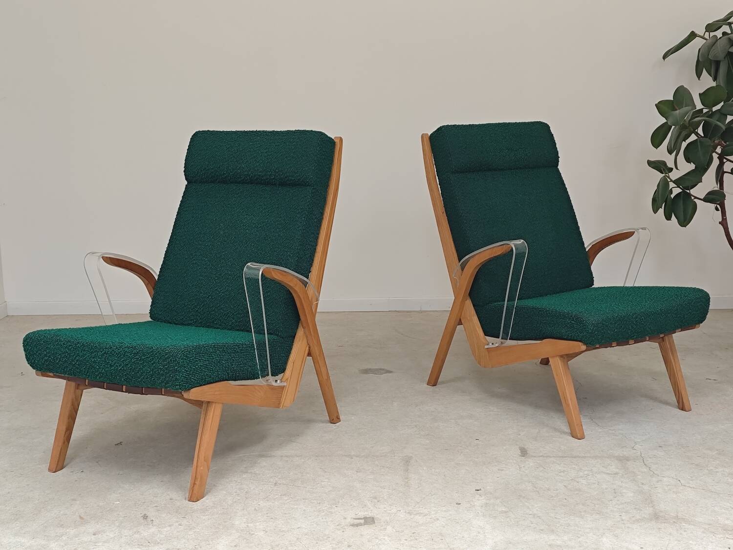 Paire de fauteuils ULUV bois et tissu vert bouclette