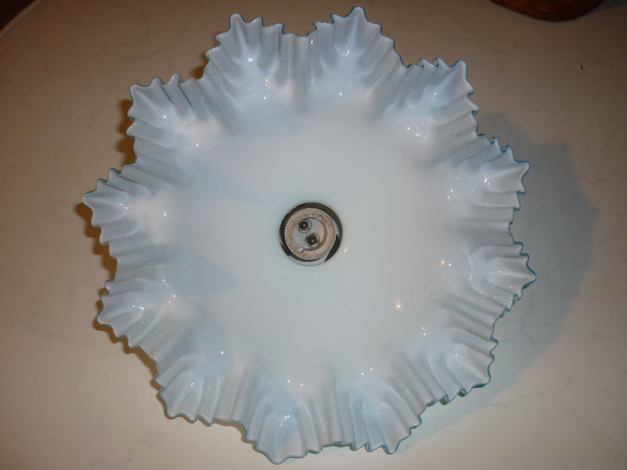 Suspension opaline drapée des années 30 bleue et blanche