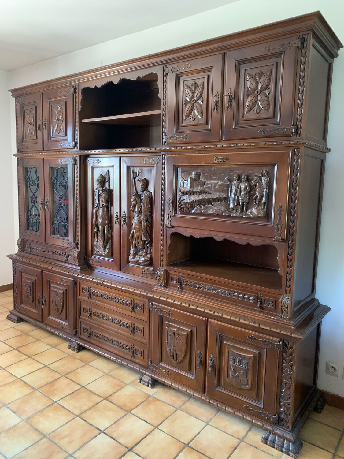 Exceptionnel living sculpté en bois massif – Style Renaissance espagno