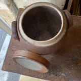 Pot en grés avec couvercle
