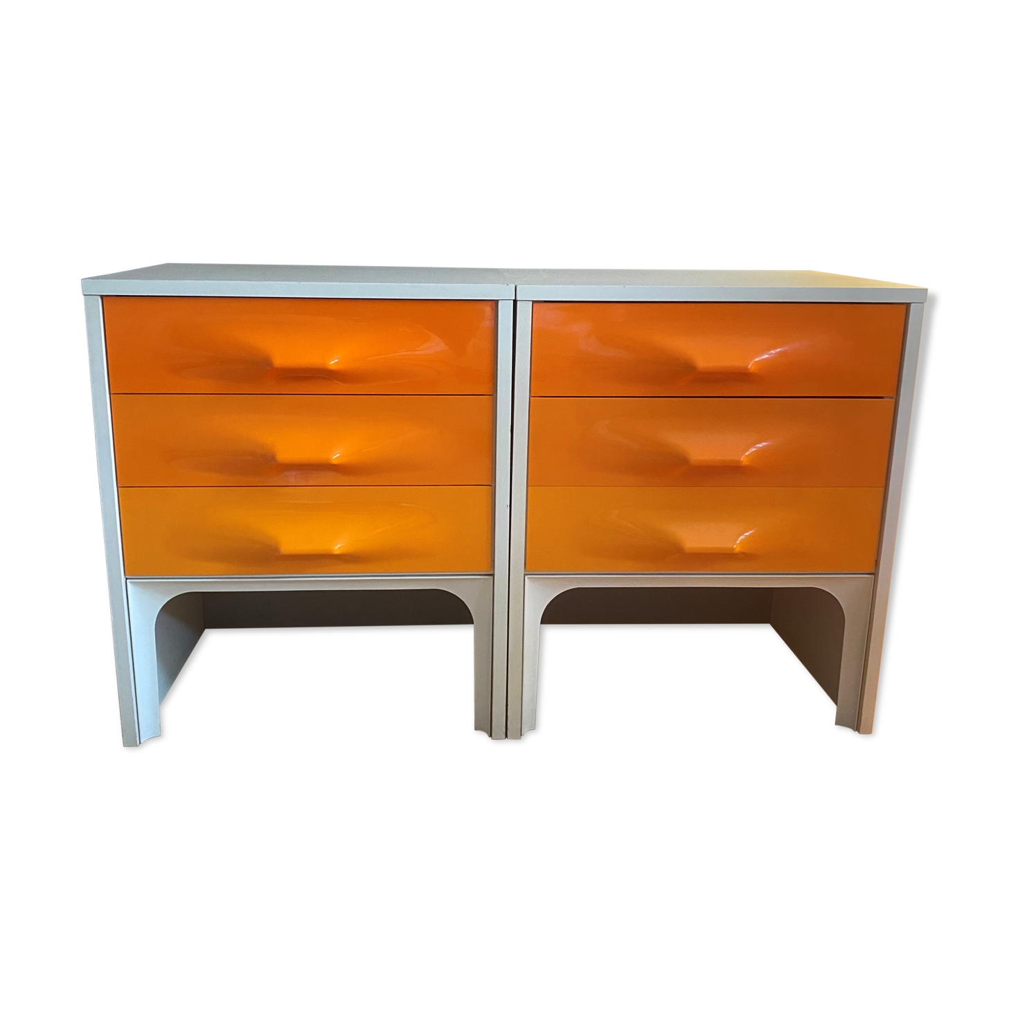 Pair of DF2000 dressers by Raymond Loewy for Doubinsky Fréres. 1970