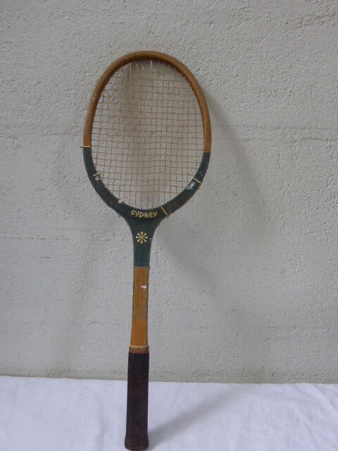 Lot of two wooden tennis rackets Florence de Courtie et Revenge