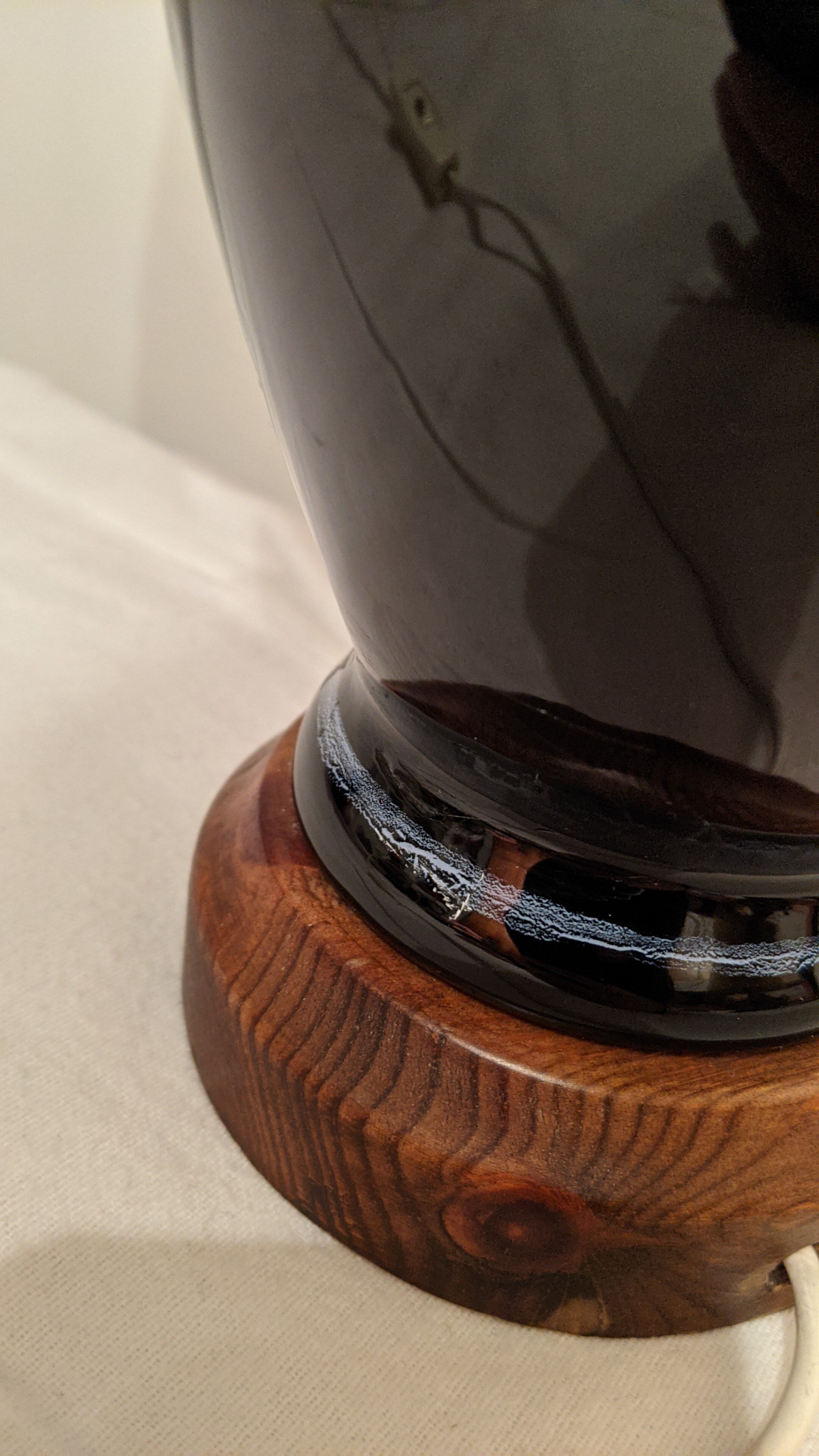 Very nice vintage lamp to lay in excellent hand-painted condition