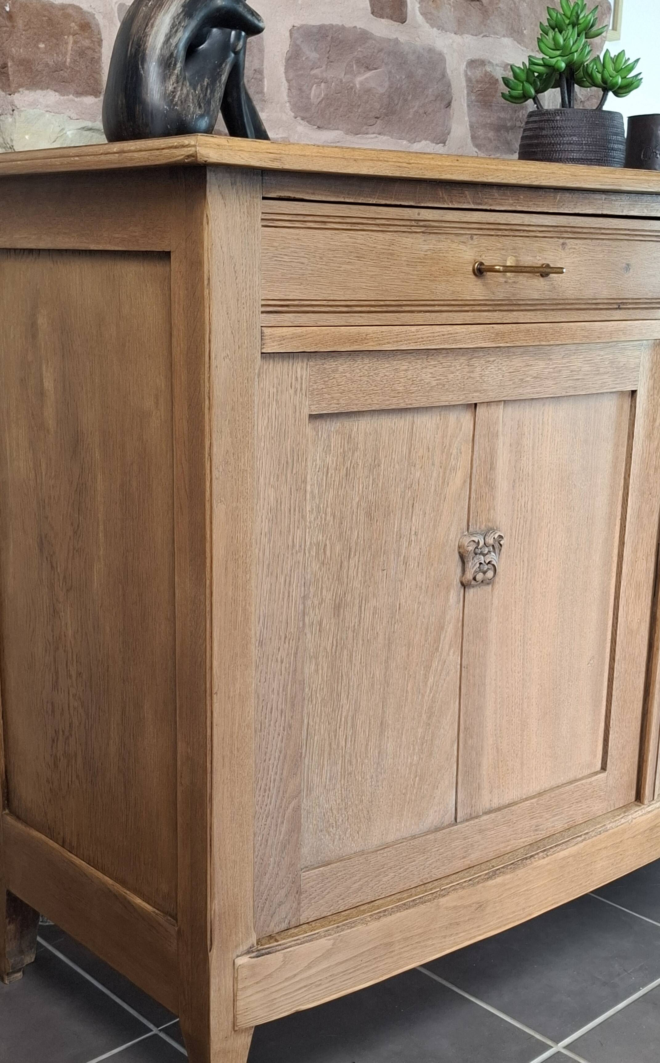 Justin, the understated and chic buffet in solid oak.