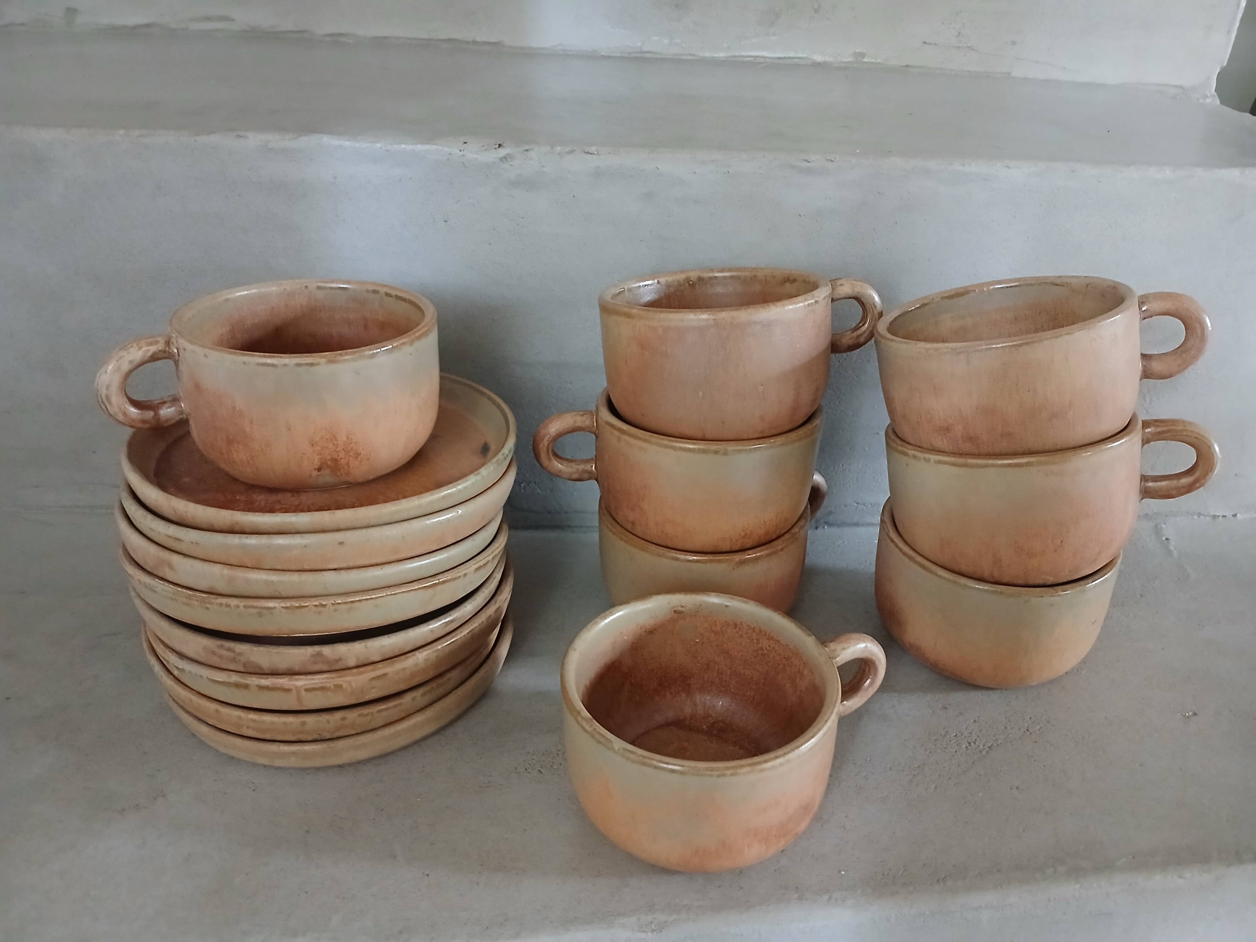 8 tasses anciennes avec soucoupes en grès