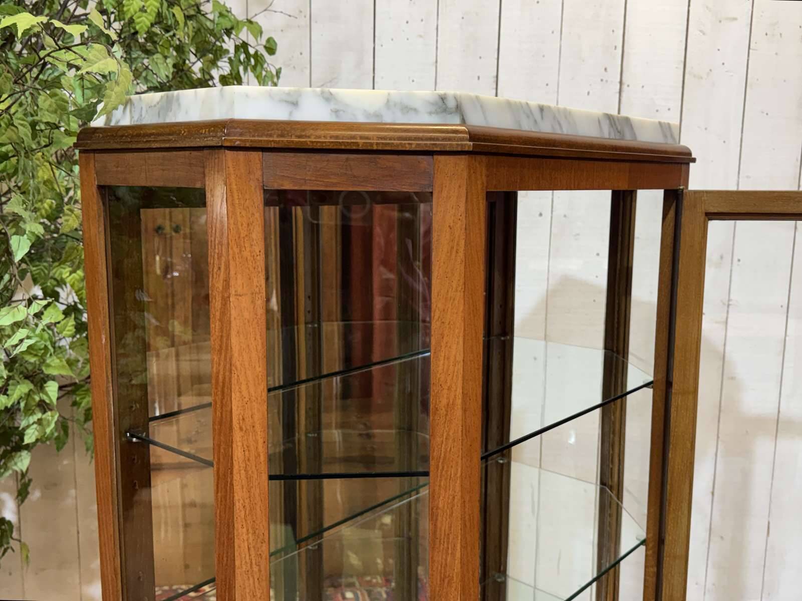 Vitrine Art déco en acajou, palissandre et dessus marbre blanc