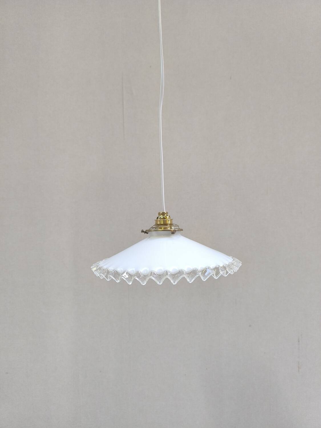 Notched opaline suspension